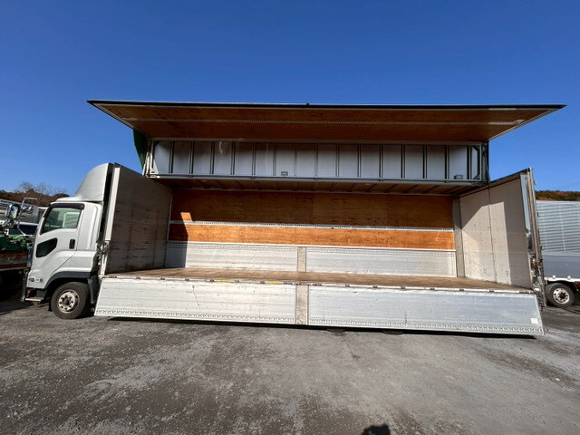 いすゞギガアルミウイング大型（10t）[写真09]