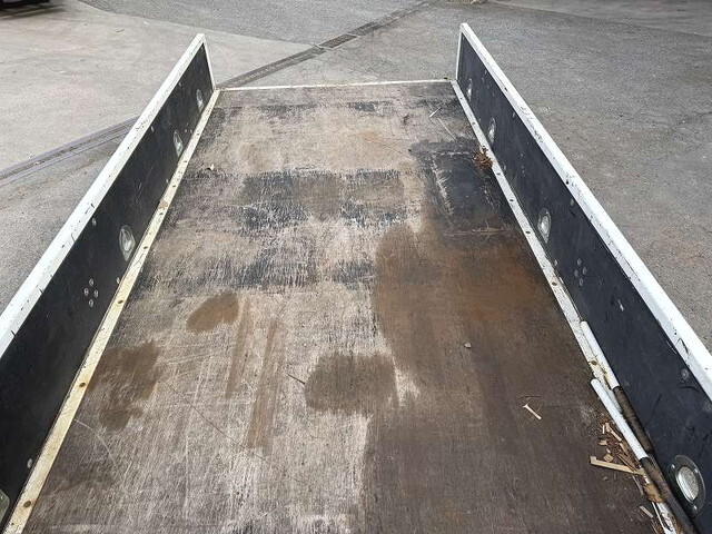 三菱ふそうキャンター平ボディ小型（2t・3t）[写真11]