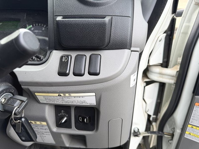 三菱ふそうキャンター平ボディ小型（2t・3t）[写真28]
