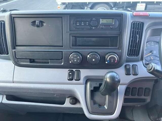 三菱ふそうキャンターパネルバン小型（2t・3t）[写真09]