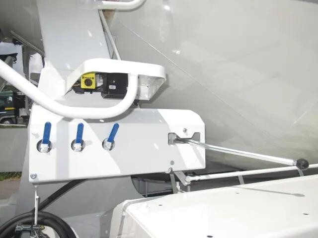 三菱ふそうスーパーグレートミキサー車（コンクリートミキサー）大型（10t）[写真11]