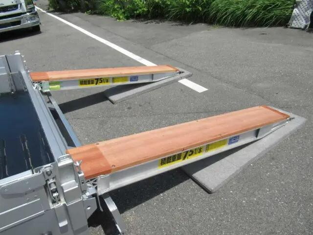 日野プロフィアセルフクレーン4段大型（10t）[写真06]