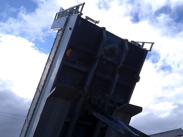 UDトラックスクオンダンプ大型（10t）[写真11]