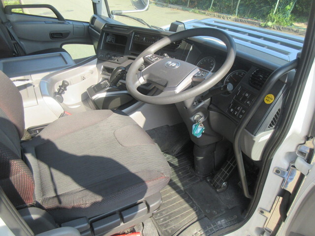 日産クオントレーラーヘッド（トラクターヘッド）大型（10t）[写真22]