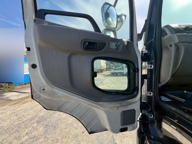 UDトラックスクオンコンテナ専用車大型（10t）[写真23]