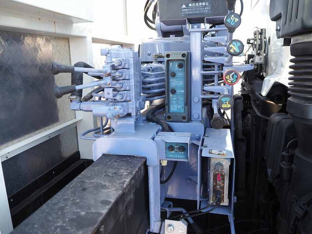 日野レンジャーセルフクレーン4段増トン（6t・8t）[写真15]