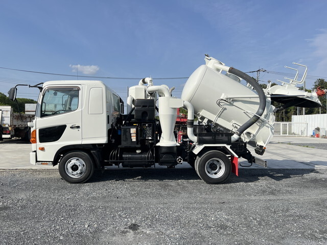 日野レンジャー汚泥吸引車中型（4t）[写真03]