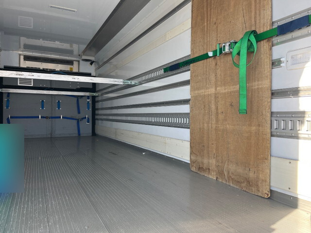 いすゞフォワード冷凍車（冷蔵車）中型（4t）[写真13]