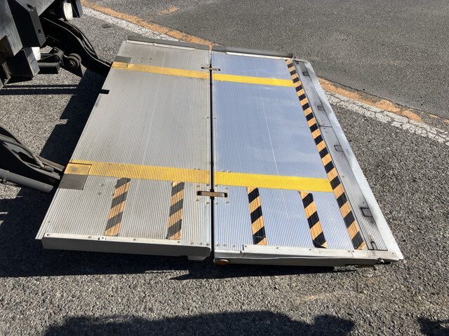 いすゞフォワード冷凍車（冷蔵車）中型（4t）[写真17]