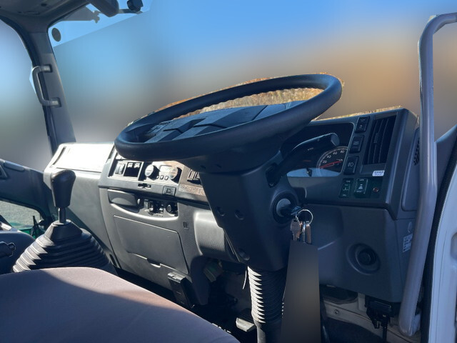 いすゞフォワード冷凍車（冷蔵車）中型（4t）[写真32]