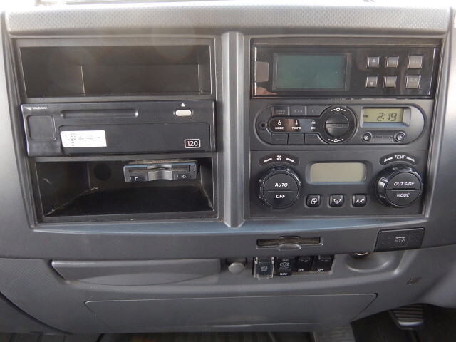 いすゞフォワード冷凍車（冷蔵車）中型（4t）[写真23]