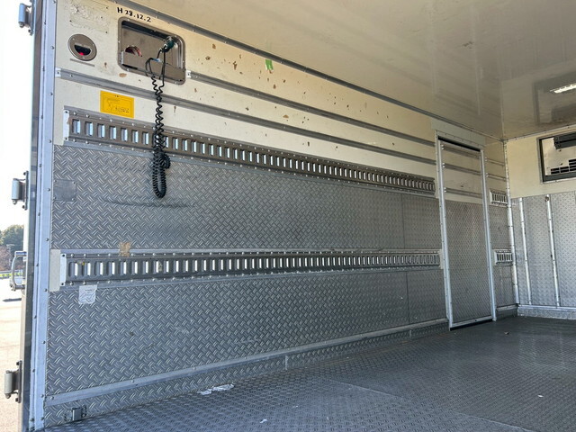 いすゞエルフ冷蔵冷凍ウイング小型（2t・3t）[写真13]