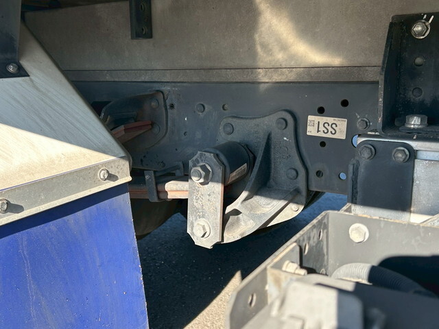 いすゞエルフ冷蔵冷凍ウイング小型（2t・3t）[写真38]