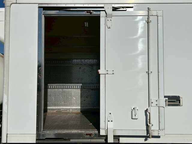 いすゞエルフ冷蔵冷凍ウイング小型（2t・3t）[写真06]