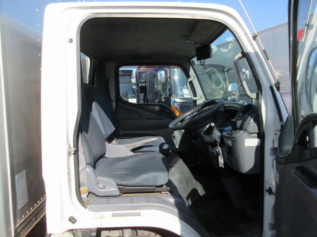 三菱ふそうキャンターアルミバン小型（2t・3t）[写真09]