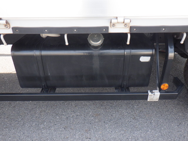 日野レンジャー幌ウイング中型（4t）[写真10]