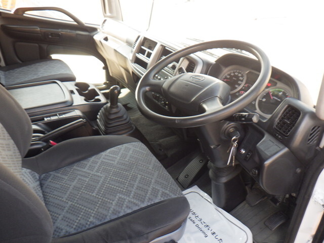 日野レンジャー幌ウイング中型（4t）[写真18]