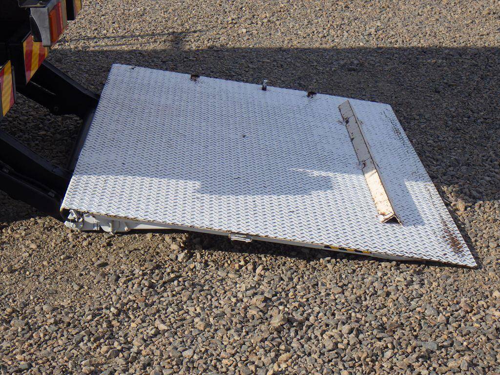 三菱ふそうキャンタークレーン3段小型（2t・3t）[写真12]