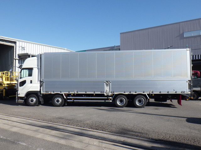 いすゞギガアルミウイング大型（10t）[写真19]