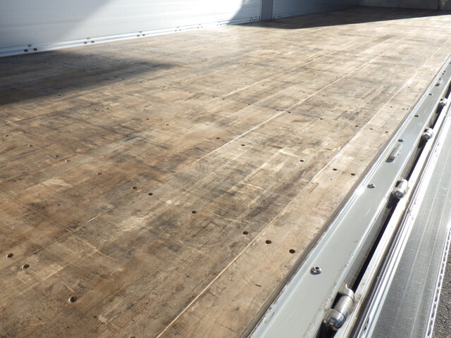 いすゞギガアルミウイング大型（10t）[写真31]