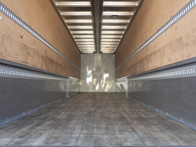 いすゞギガアルミウイング大型（10t）[写真32]