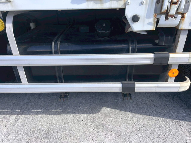 UDトラックスクオンパネルウイング大型（10t）[写真36]