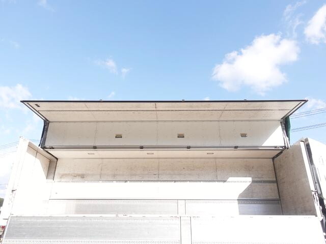 いすゞギガアルミウイング大型（10t）[写真10]