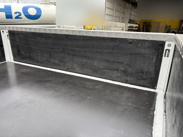 三菱ふそうキャンター平ボディ小型（2t・3t）[写真24]