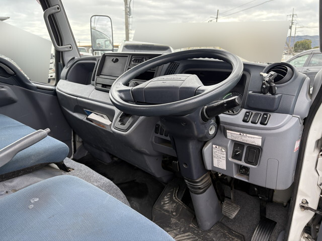 三菱ふそうキャンター平ボディ小型（2t・3t）[写真08]