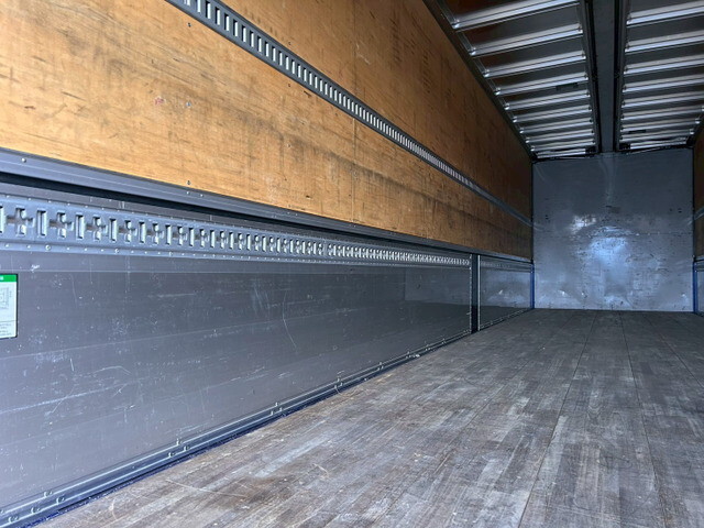 UDトラックスクオンアルミウイング大型（10t）[写真12]