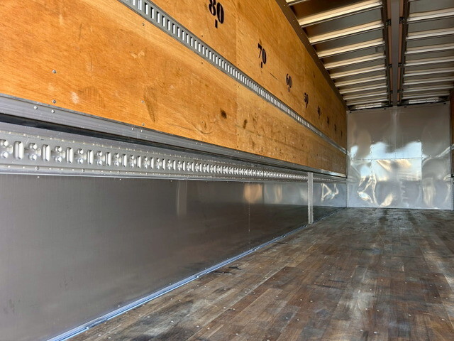 いすゞギガアルミウイング大型（10t）[写真10]