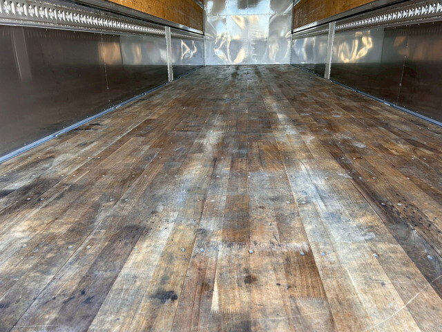 いすゞギガアルミウイング大型（10t）[写真11]