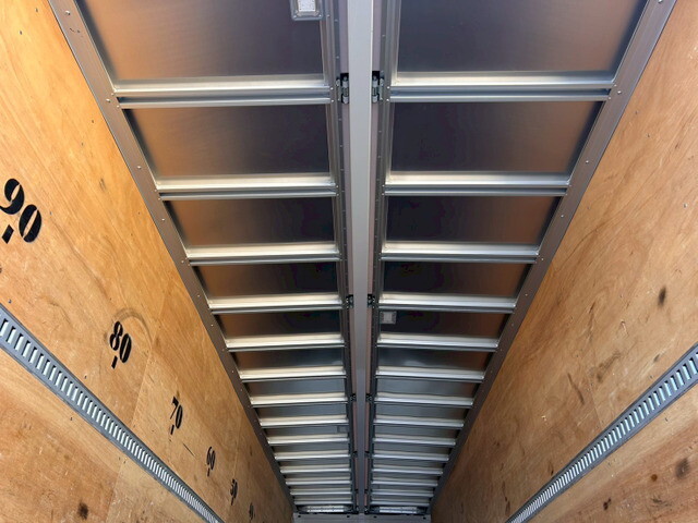 いすゞギガアルミウイング大型（10t）[写真12]