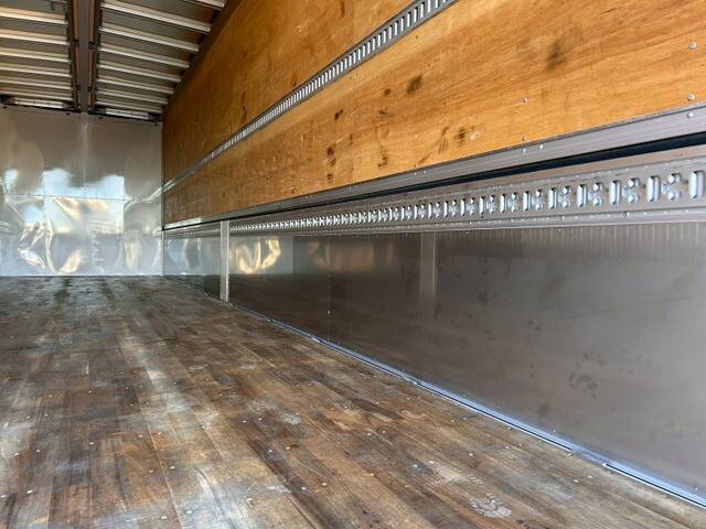 いすゞギガアルミウイング大型（10t）[写真13]