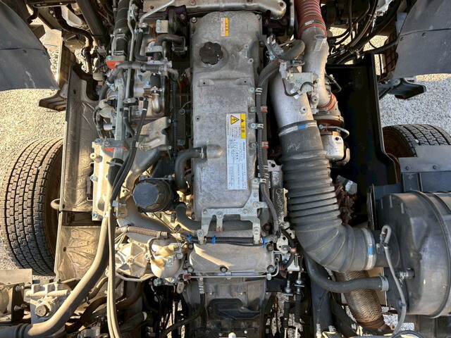 いすゞギガアルミウイング大型（10t）[写真15]