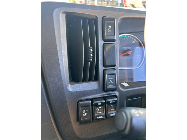 いすゞギガアルミウイング大型（10t）[写真27]