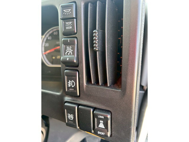 いすゞギガアルミウイング大型（10t）[写真28]