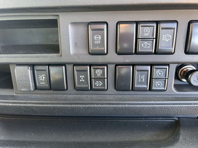 いすゞギガアルミウイング大型（10t）[写真30]