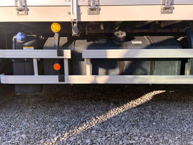 いすゞギガアルミウイング大型（10t）[写真33]