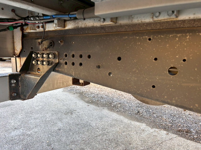 いすゞギガアルミウイング大型（10t）[写真38]