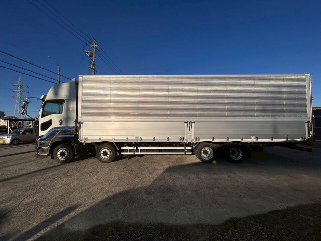 いすゞギガアルミウイング大型（10t）[写真05]