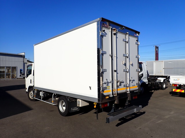 いすゞエルフ冷凍車（冷蔵車）小型（2t・3t）[写真02]