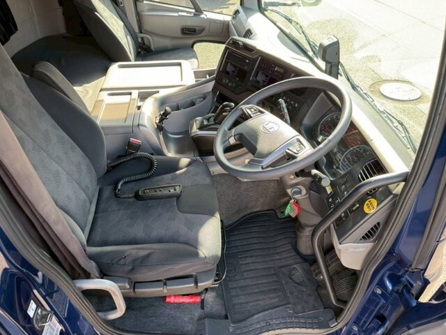 UDトラックスクオンアルミウイング大型（10t）[写真31]