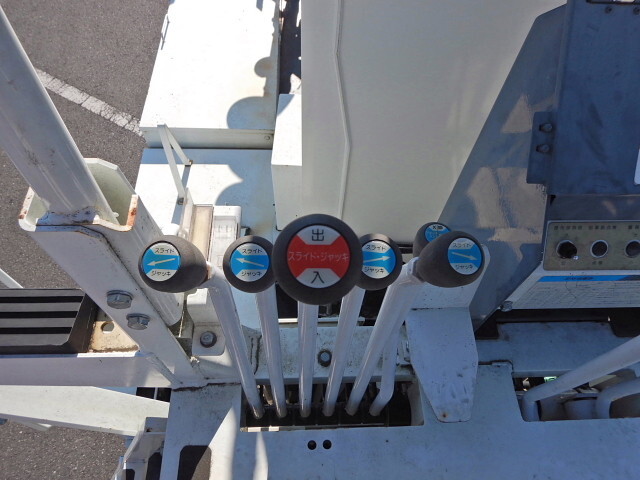 いすゞフォワード穴掘建柱車増トン（6t・8t）[写真23]