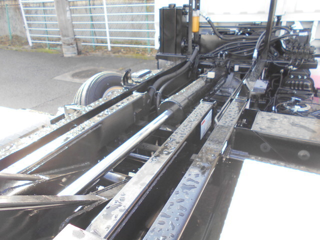 三菱ふそうキャンターコンテナ専用車小型（2t・3t）[写真10]