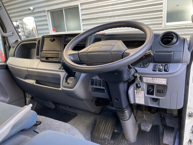 三菱ふそうキャンター平ボディ小型（2t・3t）[写真15]