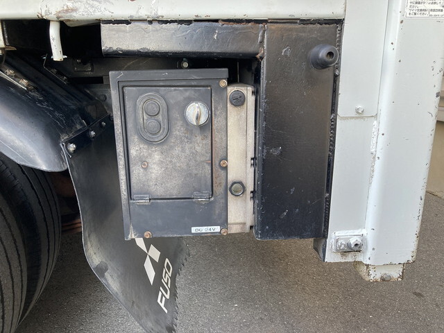 三菱ふそうキャンター平ボディ小型（2t・3t）[写真09]