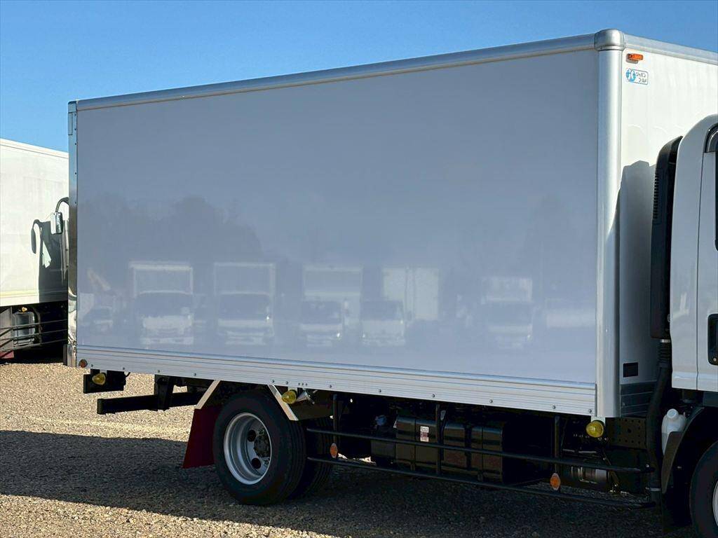 いすゞエルフアルミバン小型（2t・3t）[写真05]