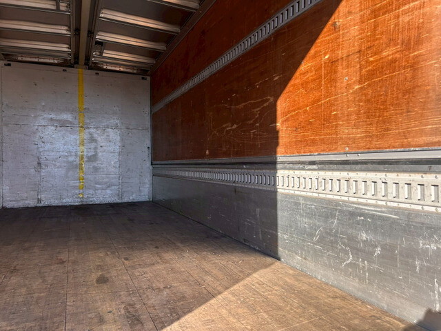 三菱ふそうキャンターアルミウイング小型（2t・3t）[写真16]