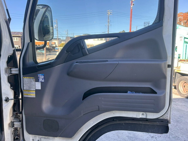 三菱ふそうキャンターアルミウイング小型（2t・3t）[写真18]